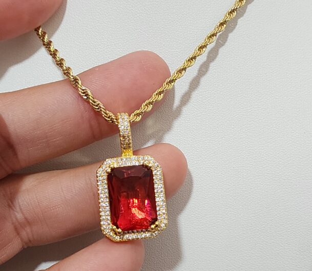 Diamond Red Stone Set 
Cadena y Pendant 
3mm x 24"
